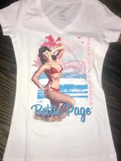 – Queen Of Pinups ® : Santa Monica Women's T-Shirt><noscript><img width=